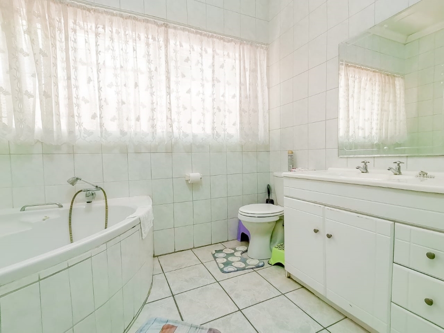 7 Bedroom Property for Sale in Parklands Western Cape